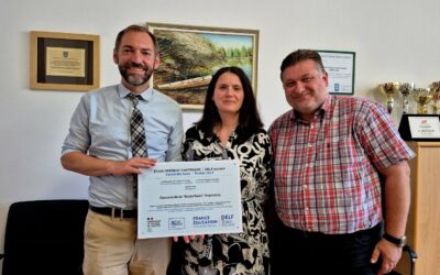 Gospodin Benoît Le Dévédec, ataše za obrazovnu suradnju Francuskog instituta u Zagrebu, predao je ploču DELF scolaire Osnovnoj školi „Braća Radić“ kao školi partneru