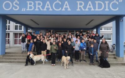Veselo druženje 5.c i 5.d razreda sa psima Udruge Lajka