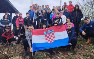 Planinarska sekcija pohodila vrh Čevo